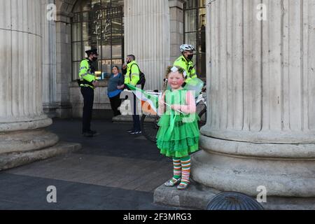 Die fünfjährige Willow O'Brien hat sich gekleidet, um den St. Patrick's Day vor dem General Post Office in der O'Connell Street in Dublin zu feiern. Bilddatum: Mittwoch, 17. März 2021. Stockfoto