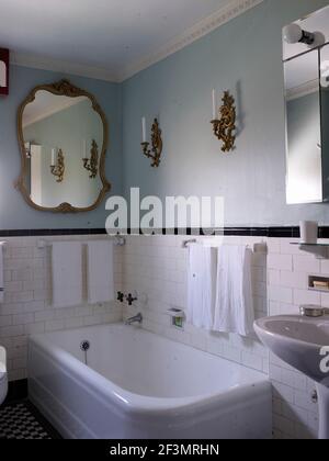 Badewanne im blauen Badezimmer mit gefliesten Wänden in USA zu Hause Stockfoto