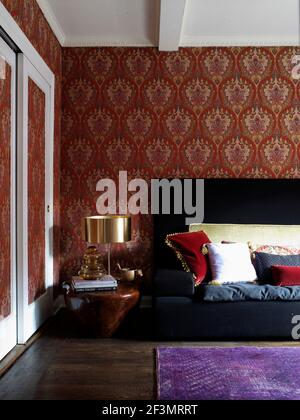Lampe auf Tisch neben Sofa im Wohnzimmer in USA Zu Hause Stockfoto