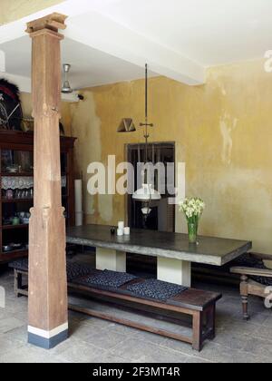 Sitzbank und Tisch im ethnischen Stil Esszimmer, Sri Lanka Stockfoto