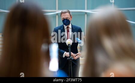 Berlin, Deutschland. März 2021, 17th. Christian Lindner, Fraktionschef und Fraktionsvorsitzende der FDP, kommt zu einer Stellungnahme im Deutschen Bundestag zur aktuellen politischen Situation. Quelle: Bernd von Jutrczenka/dpa/Alamy Live News Stockfoto