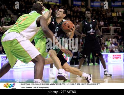 BASKETBALL - EUROLEAGUE 2009/2010 - VILLEURBANNE (FRA) - 04/11/2009 - FOTO : HERVE BELLENGER / DPPI ASVEL V SIENNE - NIKOS ZISIS (SIENNE) Stockfoto