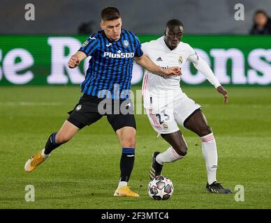 Madrid, Spanien. März 2021, 16th. Ferland Mendy (Real Madrid CF) und Ruslan Malinovskyi (Atalanta Bergamo) kämpfen während des UEFA Champions League-Spiels von 16 Sekunden zwischen Real Madrid und Atalanta Bergamo in Valdebebas Sport City in Madrid um den Ball.(Endstand; 3 bis 1 für Real Madrid, Qualifying in einem globalen der 4-1 Krawatte) (Foto von Manu Reino/SOPA Images/Sipa USA) Quelle: SIPA USA/Alamy Live News Stockfoto