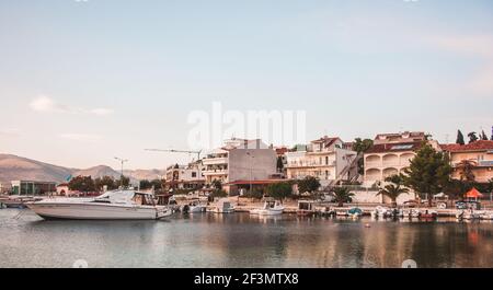 Kroatische Stadt am Meer, ein berühmtes Touristenziel, wo viele Europäer ihre Sommer verbringen. Wohnhäuser und Boote kann man am bert sehen Stockfoto