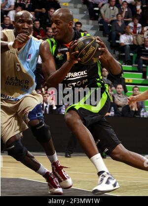 BASKETBALL - SEMAINE DES AS 2010 -ROANNE (FRA)  VILLEURBANNE (FRA) - 20/02/2010 - FOTO : HERVE BELLENGER / DPPI ALI TRAORE (ASVEL) Stockfoto