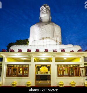 Bahirawa Kanda oder Bahirawakanda Vihara Buddha Statue in Kandy, Sri Lanka bei Sonnenuntergang. Bahirawakanda ist ein riesiger samadhi Buddha Statue auf der Oberseite der m Stockfoto
