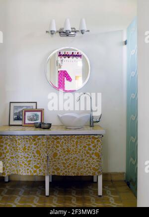 Waschbecken auf Tisch im Badezimmer in marokkanischen Hause Stockfoto