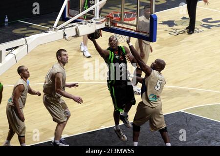 BASKETBALL - SEMAINE DES AS 2010 -ROANNE (FRA)  VILLEURBANNE (FRA) - 20/02/2010 - FOTO : HERVE BELLENGER / DPPI ALI TRAORE (ASVEL) Stockfoto