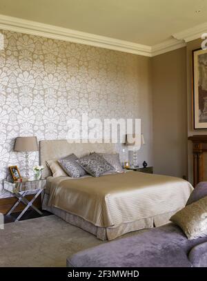 Doppelbett im Schlafzimmer mit gemusterter Tapete, Australien Stockfoto