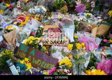 Florale Tribute links neben dem Bandstand in Clapham Common, London, für Sarah Everard. PC Wayne Couzens, 48, erschien im Old Bailey in London und wurde wegen der Entführung und Ermordung des 33-Jährigen angeklagt. Bilddatum: Dienstag, 16. März 2021.