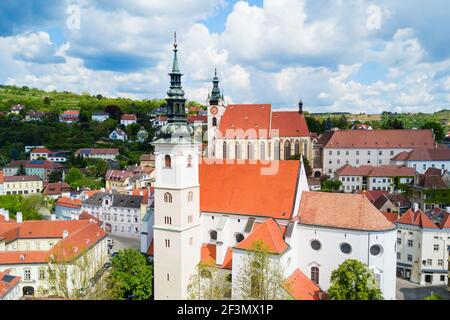 Dom der Wachau oder Pfarrkirche St. Veit oder Pfarrkirche St. Veit und Piaristenkirche Antenne Panoramaaussicht in der Stadt Krems an der Donau, Austr Stockfoto