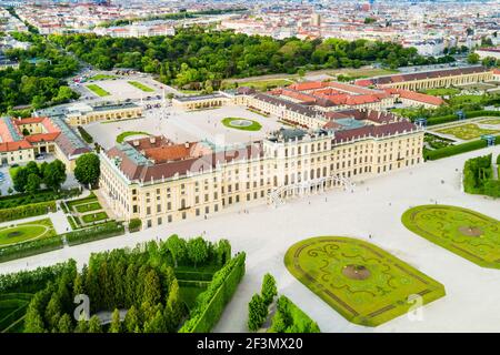 Schloss Schönbrunn Antenne Panoramablick. Schloss Schönbrunn ist eine kaiserliche Sommerresidenz in Wien, Österreich. Schloss Schönbrunn ist eine wichtige touristische Stockfoto