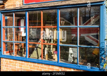 Glover & Riding Geschäft für militärische und zivile Schneider in Aldershot, Hampshire, England, Großbritannien. Schaufenster mit Armee Uniformen und Ausrüstung. Stockfoto