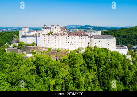 Stadt Salzburg Antenne Mitte Panoramaaussicht, Österreich. Salzburg (buchstäblich 'alt Festung oder Salz burg') ist die viertgrößte Stadt in Österreich. Stockfoto