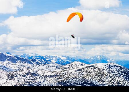 Gleitschirm in der Dachstein Alpen Berge im Salzkammergut, Österreich Blick von fünf Finger Sicht Stockfoto