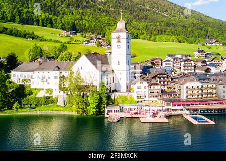 St. Wolfgang katholische Kirche oder Pfarrkirchen Wallfahrtskirche Antenne Panoramablick in St. Wolfgang im Salzkammergut am Wolfgangsee, Österreich Stockfoto