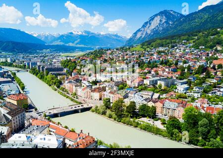 Gasthöfe Fluss und die Innsbrucker Innenstadt Antenne Panoramablick. Innsbruck ist die Landeshauptstadt von Tirol im Westen von Österreich Stockfoto