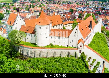 Hohes Schloss Füssen oder gotische Hohe Schloss der Bischöfe Antenne Panoramaaussicht, Deutschland. Hohes Schloss liegt auf einem Hügel über Füssen Altstadt in Swabi Stockfoto