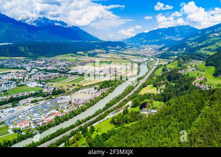 Hall in Tirol und Inn Antenne Panoramaaussicht, Österreich. Hall in Tirol ist eine Gemeinde im Bezirk Innsbruck Land, Tirol, Österreich. Stockfoto
