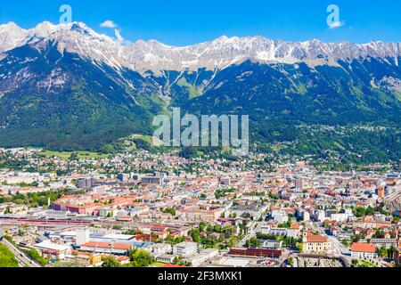 Innsbruck Antenne Panoramablick. Innsbruck ist die Landeshauptstadt von Tirol im Westen von Österreich. Stockfoto