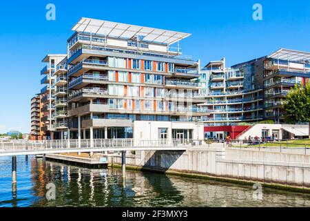 Brücke durch den Kanal an der Aker Brygge. Es ist ein Viertel in Oslo, Norwegen. Aker Brygge ist ein beliebtes Gebiet für Shopping, Dining und Unterhaltung Stockfoto