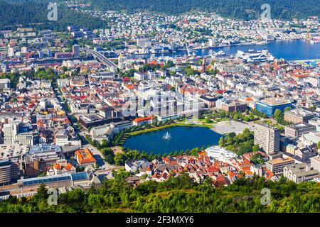 Bergen Antenne Panoramablick vom Mount Floyen Aussichtspunkt. Bergen ist eine Stadt und Gemeinde in Hordaland, Norwegen. Stockfoto