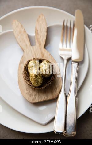 Traditionelle ostern Frühlingsmahlzeit Hintergrund. Tischunterlage mit Hase und Eiern Stockfoto