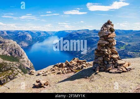 Lysefjord Antenne Panoramablick von der Oberseite des Preikestolen Klippe in der Nähe von Stavanger. Preikestolen oder Pulpit Rock ist eine berühmte Touristenattraktion in N Stockfoto