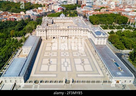 Der Königliche Palast von Madrid Antenne Panoramablick. Palacio Real de Madrid ist die offizielle Residenz der spanischen Königsfamilie in Madrid, Spanien Stockfoto
