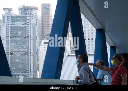 Hongkong, Hongkong. März 2021, 17th. Menschen, die Gesichtsmasken tragen, sind in der Ansicht des HSBC-Hauptgebäudes (L) in Hongkong zu sehen. Die Hauptniederlassung von HSBC Holdings Plc in Hongkong wurde bis auf weiteres geschlossen, nachdem mehrere positive Coronavirus-Fälle (COVID-19) im Gebäude gefunden wurden. Kredit: SOPA Images Limited/Alamy Live Nachrichten Stockfoto