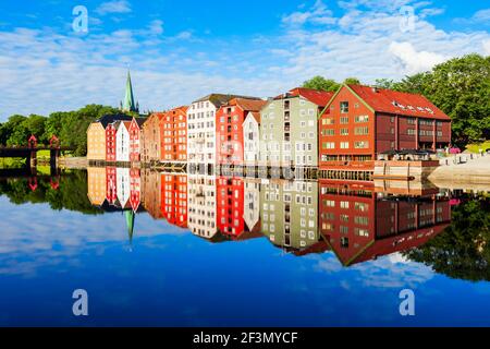 Bunte alte Häuser am Ufer des Flusses Nidelva im Zentrum der Altstadt von Trondheim, Norwegen Stockfoto