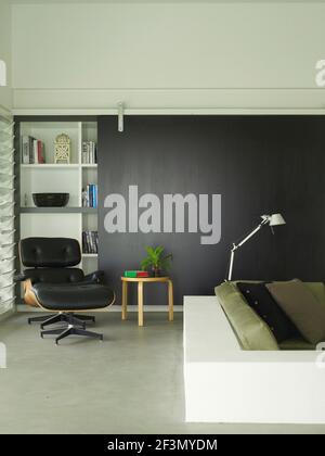 Eames Stuhl in der Ecke des Zimmers in Australien zu Hause Stockfoto