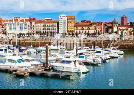 Gijon Marina mit Yachten. Gijon ist die größte Stadt in Asturien in Spanien. Stockfoto