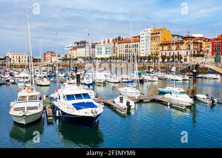 Gijon Marina mit Yachten. Gijon ist die größte Stadt in Asturien in Spanien. Stockfoto