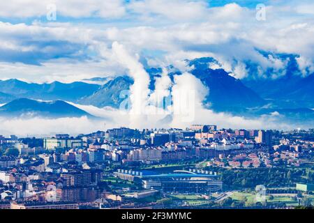 Oviedo Stadt Antenne Panoramablick Sonnenuntergang Blick von der Kirche Santa Maria del Naranco Aussichtspunkt in der Nähe von Oviedo, Spanien Stockfoto