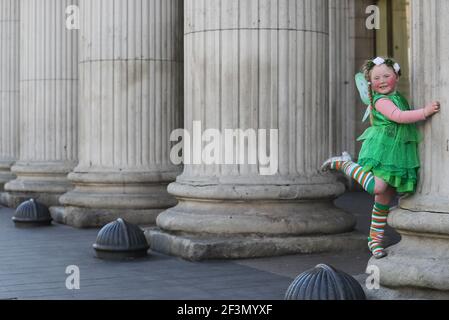 Die fünfjährige Willow O'Brien hat sich gekleidet, um den St. Patrick's Day vor dem General Post Office in der O'Connell Street in Dublin zu feiern. Bilddatum: Mittwoch, 17. März 2021. Stockfoto