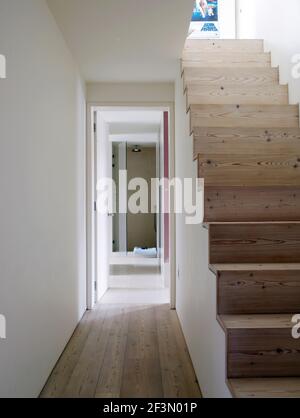 Holztreppe in modernen Flur in Großbritannien zu Hause Stockfoto
