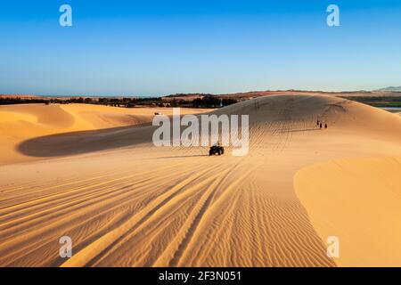 Sanddünen bei Sonnenuntergang in der Nähe von Mui Ne oder Phan Thiet Stadt in Vietnam. Stockfoto