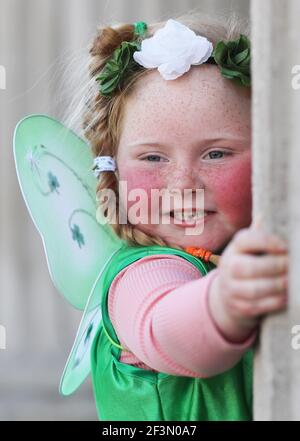 Die fünfjährige Willow O'Brien hat sich gekleidet, um den St. Patrick's Day vor dem General Post Office in der O'Connell Street in Dublin zu feiern. Bilddatum: Mittwoch, 17. März 2021. Stockfoto