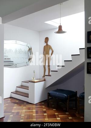 Treppe im Flur mit Holzboden in brasilianischen Haus Stockfoto