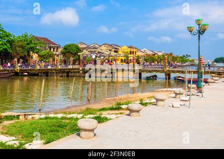 Fischerboote am Flussufer der Alten Stadt Hoi An in Quang Nam Provinz Vietnam Stockfoto
