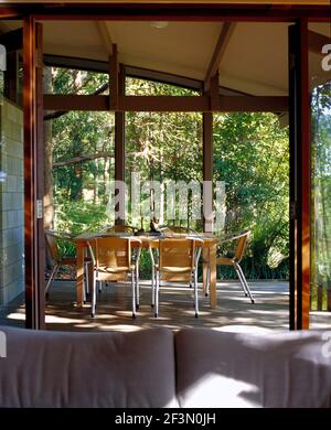 Tisch und Stühle im Wintergarten Esszimmer, Australien Stockfoto