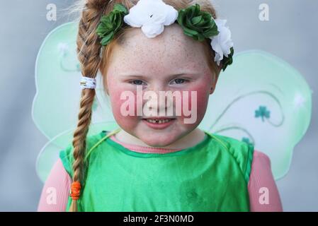 Die fünfjährige Willow O'Brien hat sich gekleidet, um den St. Patrick's Day vor dem General Post Office in der O'Connell Street in Dublin zu feiern. Bilddatum: Mittwoch, 17. März 2021. Stockfoto