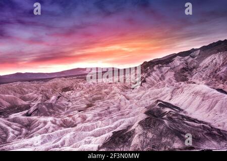 Schöne bunte Death Valley National Park Landschaft Reise Bild mit Berge Stockfoto