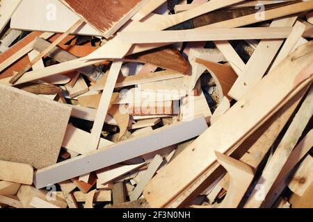 Ein Stapel Holzspäne und Holzabfälle für das Recycling. Blick von oben. Stockfoto