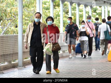 Hongkong, China. März 2021, 17th. Menschen mit Gesichtsmasken sind in Hongkong, Südchina, 17. März 2021 zu sehen. Das Zentrum für Gesundheitsschutz in Hongkong (CHP) meldete am Mittwoch 11 weitere bestätigte Fälle von COVID-19, insgesamt 11.340. Kredit: Lo Ping Fai/Xinhua/Alamy Live Nachrichten Stockfoto