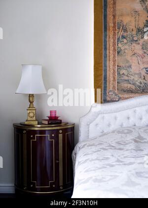 Lampe auf dem Tisch neben dem Bett im Schlafzimmer im russischen Haus Stockfoto