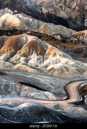 Schöne bunte Death Valley National Park Landschaft Reise Bild mit Berge Stockfoto