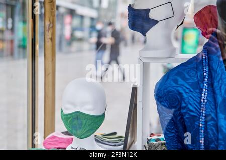 Berlin, Deutschland. März 2021, 17th. In einer Vitrine am Kuhdamm gibt es Styroporköpfe mit Mund- und Nasenschutz. Quelle: Annette Riedl/dpa/Alamy Live News Stockfoto