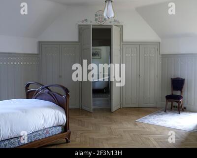 Blick auf das Badezimmer aus dem Schlafzimmer in Französisch zu Hause Stockfoto